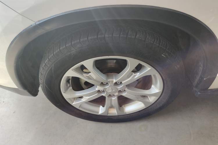 Used Mitsubishi Outlander 2014 2.4L 4x4 Deluxe Value Edition 5 Seats Left Front Wheel Hub
