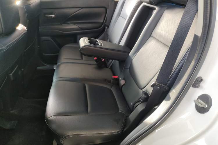 Used Mitsubishi Outlander 2014 2.4L 4x4 Deluxe Value Edition 5 Seats Left Rear Seat