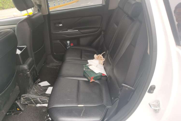 Used Mitsubishi Outlander 2014 2.4L 4x4 Deluxe Value Edition 5 Seats Left Rear Seat