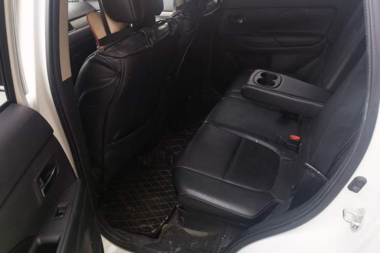 Used Mitsubishi Outlander 2014 2.4L 4x4 Deluxe Value Edition 5 Seats Left Rear Seat