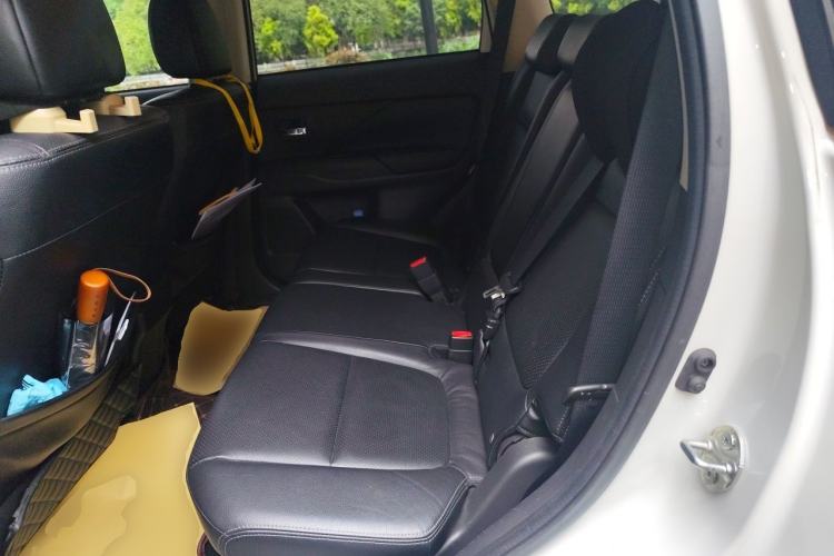 Used Mitsubishi Outlander 2014 2.4L 4x4 Deluxe Value Edition 7 Seats Left Rear Seat
