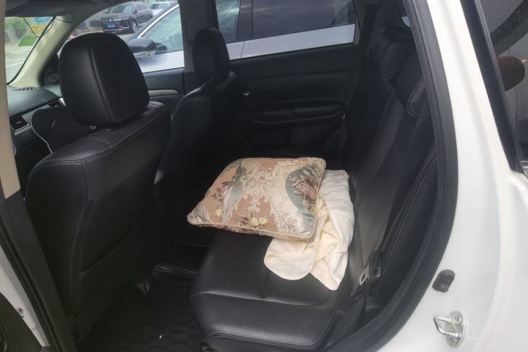 Used Mitsubishi Outlander 2014 2.4L 4x4 Deluxe Value Edition 7 Seats Left Rear Seat