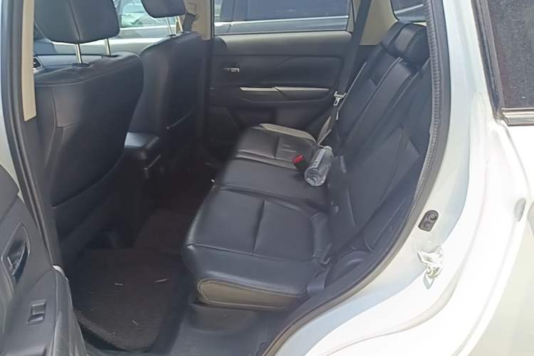 Used Mitsubishi Outlander 2014 2.4L 4x4 Deluxe Value Edition 5 Seats Left Rear Seat