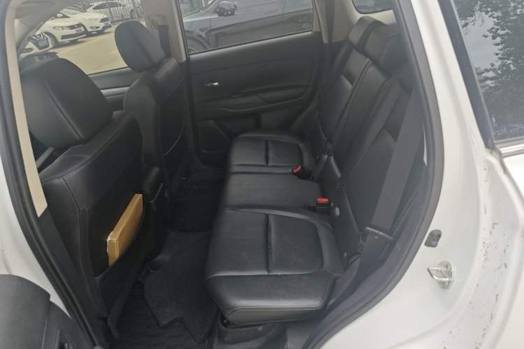 Used Mitsubishi Outlander 2014 2.4L 4x4 Deluxe Value Edition 5 Seats Left Rear Seat
