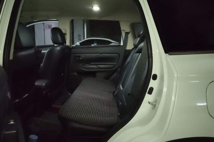 Used Mitsubishi Outlander 2014 2.4L 4x4 Deluxe Value Edition 5 Seats Left Rear Seat