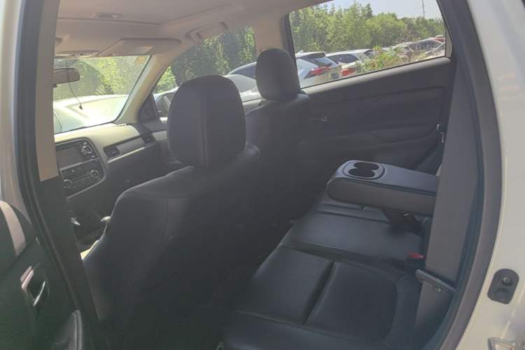 Used Mitsubishi Outlander 2014 2.4L 4x4 Deluxe Value Edition 5 Seats Left Rear Seat
