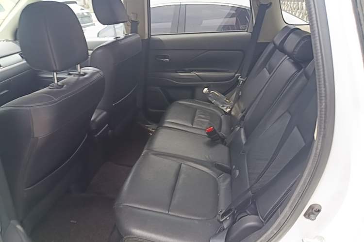 Used Mitsubishi Outlander 2014 2.4L 4x4 Deluxe Value Edition 5 Seats Left Rear Seat