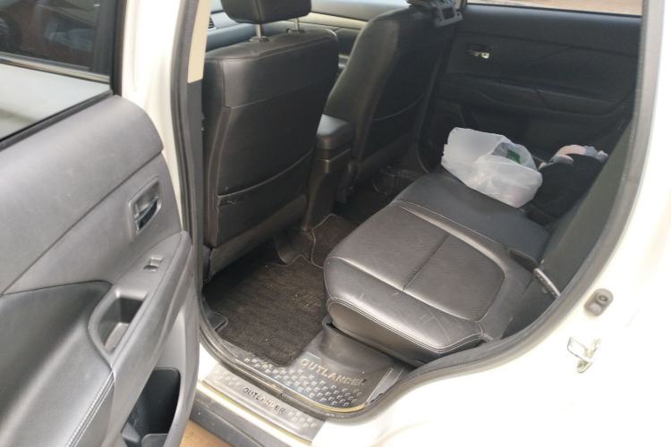 Used Mitsubishi Outlander 2014 2.4L 4x4 Deluxe Value Edition 5 Seats Left Rear Seat