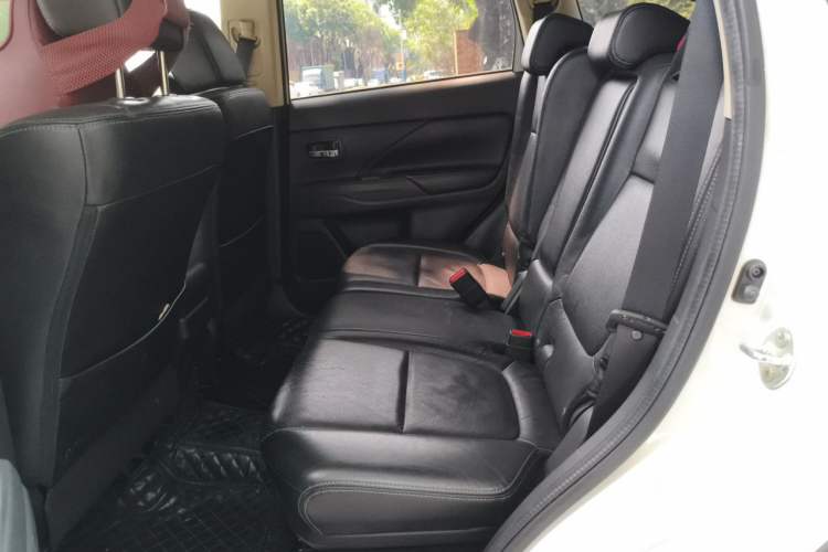 Used Mitsubishi Outlander 2014 2.4L 4x4 Deluxe Value Edition 5 Seats Left Rear Seat