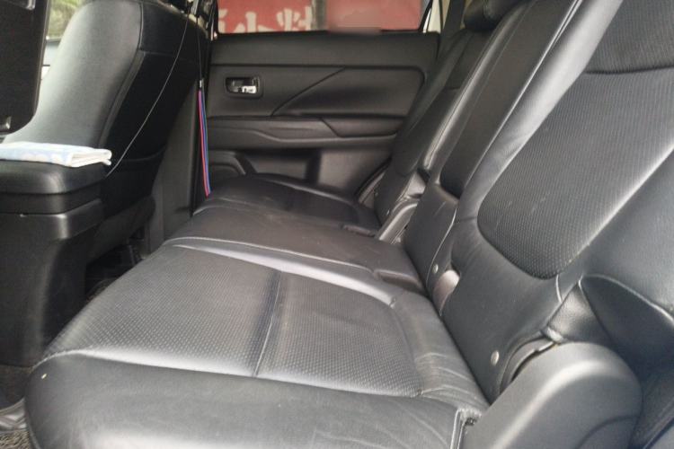 Used Mitsubishi Outlander 2014 2.4L 4x4 Deluxe Value Edition 7 Seats Left Rear Seat