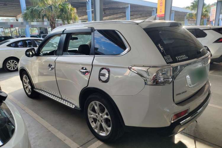Used Mitsubishi Outlander 2014 2.4L 4x4 Deluxe Value Edition 5 Seats Left Side