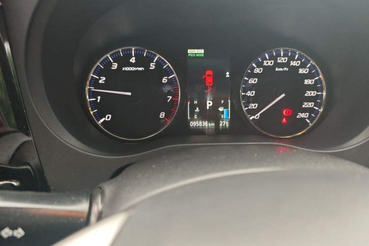 Used Mitsubishi Outlander 2014 2.4L 4x4 Deluxe Value Edition 5 Seats Odometer Close Up