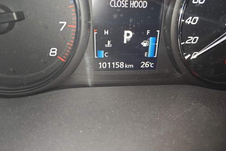 Used Mitsubishi Outlander 2014 2.4L 4x4 Deluxe Value Edition 5 Seats Odometer Close Up