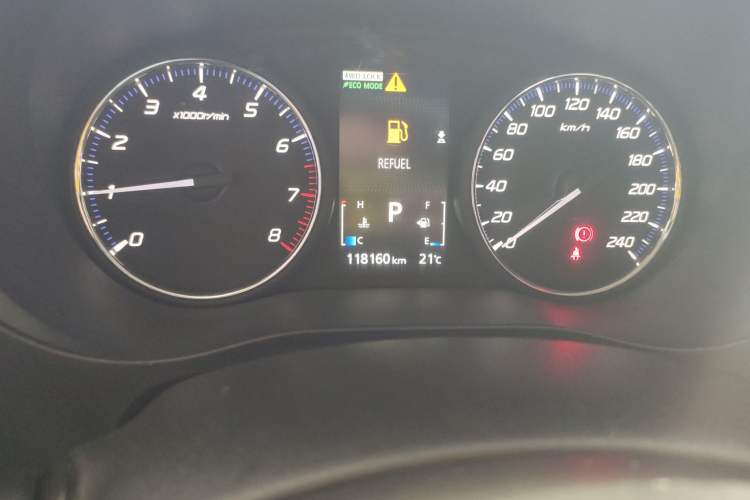 Used Mitsubishi Outlander 2014 2.4L 4x4 Deluxe Value Edition 5 Seats Odometer Close Up