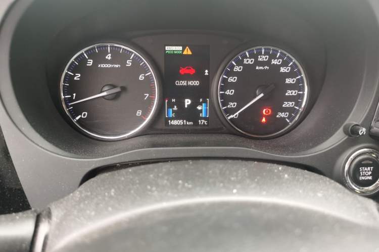 Used Mitsubishi Outlander 2014 2.4L 4x4 Deluxe Value Edition 5 Seats Odometer Close Up