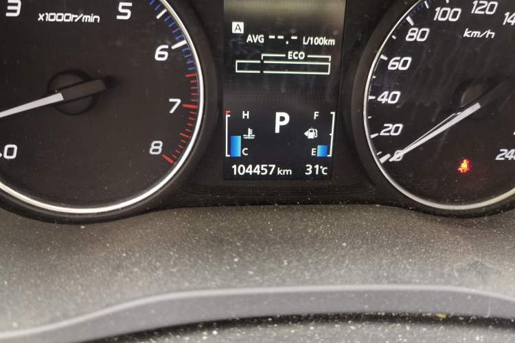 Used Mitsubishi Outlander 2014 2.4L 4x4 Deluxe Value Edition 5 Seats Odometer Close Up