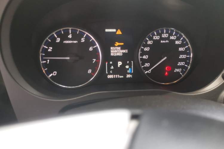 Used Mitsubishi Outlander 2014 2.4L 4x4 Deluxe Value Edition 5 Seats Odometer Close Up