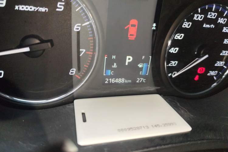 Used Mitsubishi Outlander 2014 2.4L 4x4 Deluxe Value Edition 7 Seats Odometer Close Up