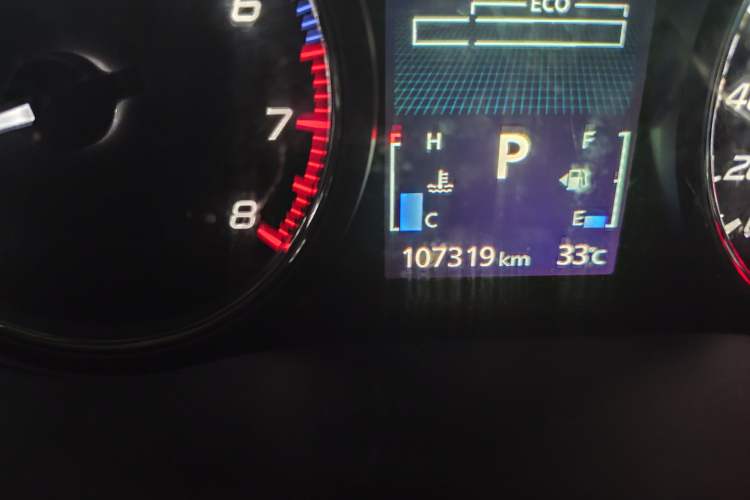 Used Mitsubishi Outlander 2014 2.4L 4x4 Deluxe Value Edition 5 Seats Odometer Close Up