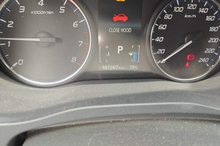 Used Mitsubishi Outlander 2014 2.4L 4x4 Deluxe Value Edition 5 Seats Odometer Close Up