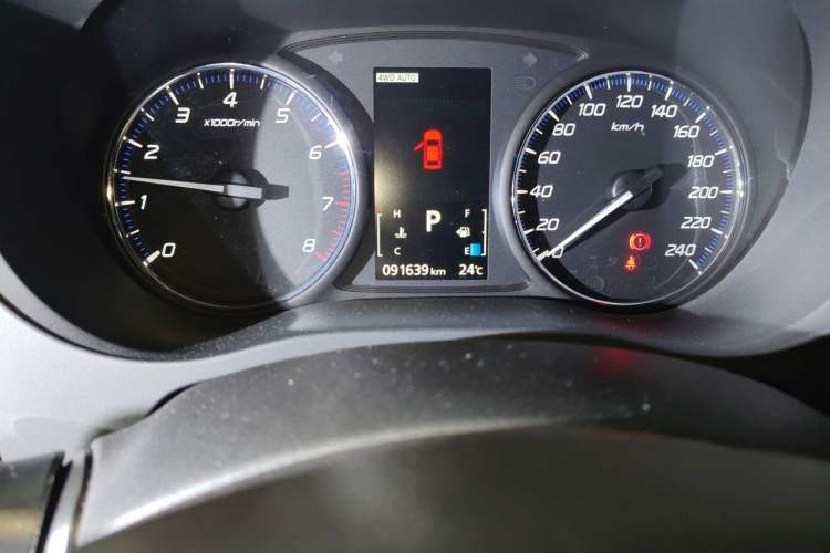 Used Mitsubishi Outlander 2014 2.4L 4x4 Deluxe Value Edition 5 Seats Odometer Close Up