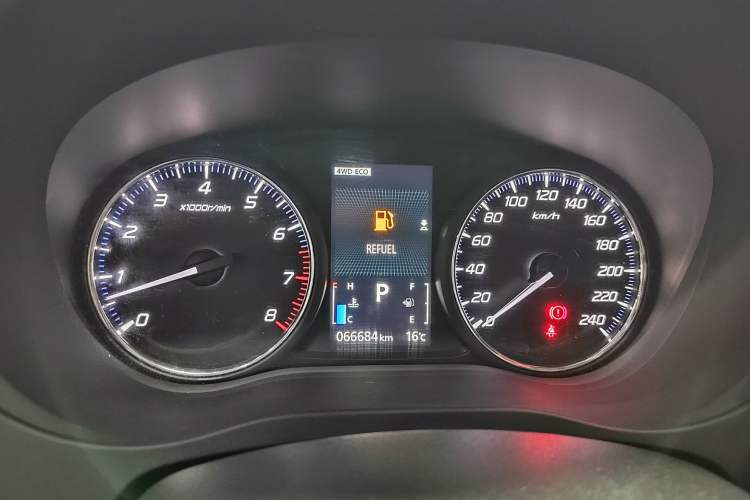Used Mitsubishi Outlander 2014 2.4L 4x4 Deluxe Value Edition 7 Seats Odometer Close Up