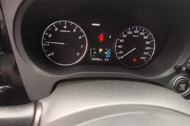 Used Mitsubishi Outlander 2014 2.4L 4x4 Deluxe Value Edition 7 Seats Odometer Close Up