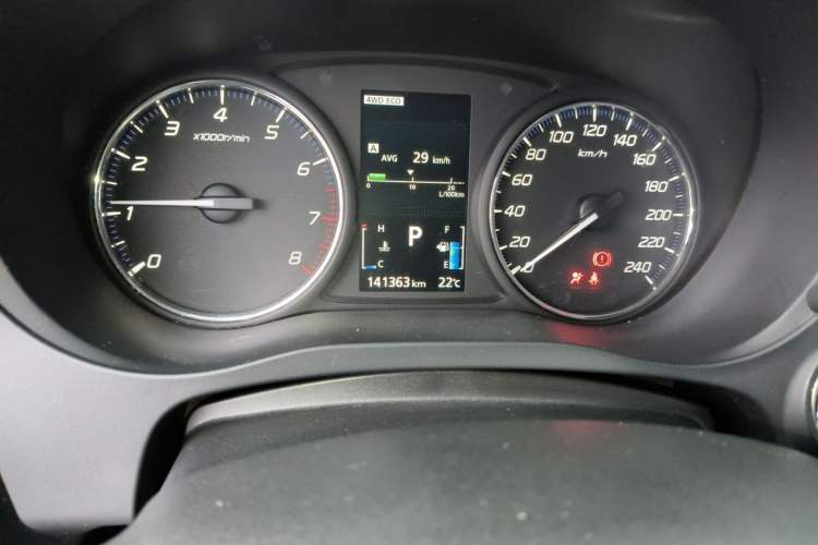 Used Mitsubishi Outlander 2014 2.4L 4x4 Deluxe Value Edition 5 Seats Odometer Close Up