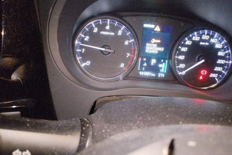 Used Mitsubishi Outlander 2014 2.4L 4x4 Deluxe Value Edition 7 Seats Odometer Close Up