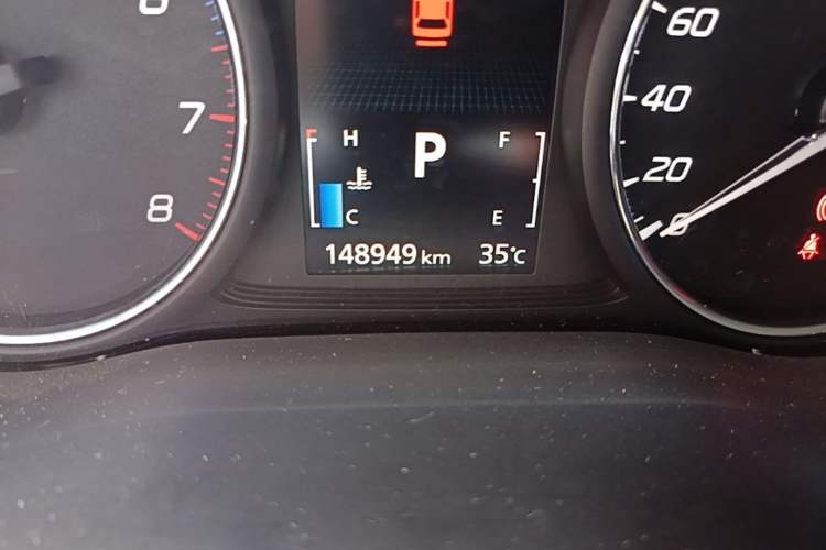 Used Mitsubishi Outlander 2014 2.4L 4x4 Deluxe Value Edition 5 Seats Odometer Close Up