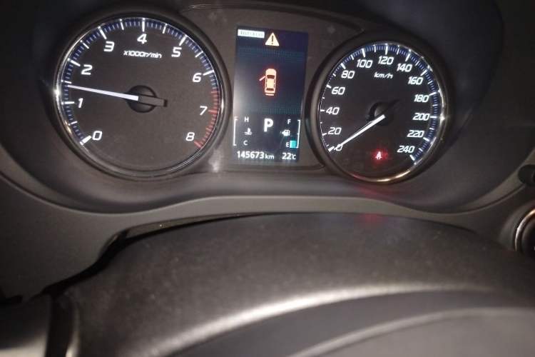 Used Mitsubishi Outlander 2014 2.4L 4x4 Deluxe Value Edition 7 Seats Odometer Close Up