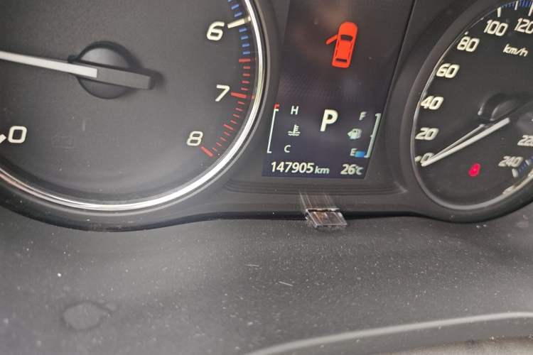 Used Mitsubishi Outlander 2014 2.4L 4x4 Deluxe Value Edition 5 Seats Odometer Close Up