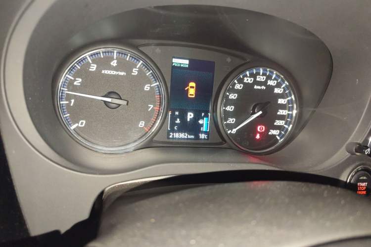 Used Mitsubishi Outlander 2014 2.4L 4x4 Deluxe Value Edition 5 Seats Odometer Close Up