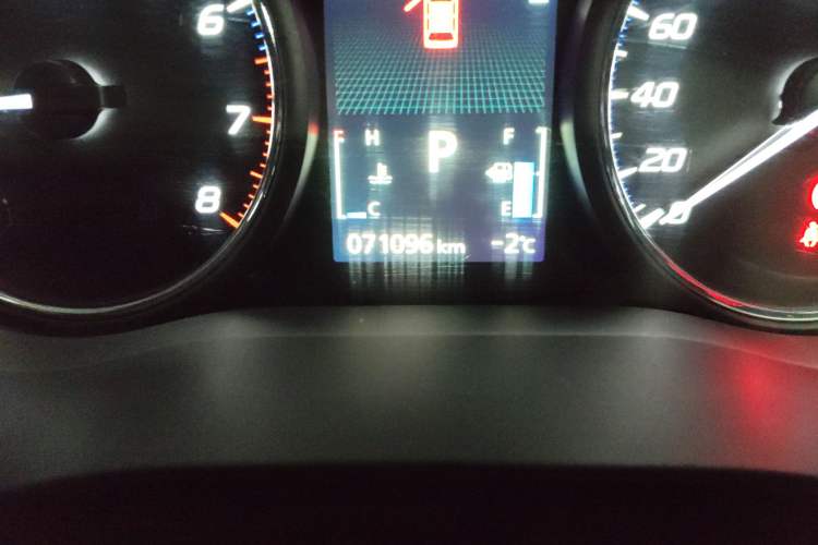 Used Mitsubishi Outlander 2014 2.4L 4x4 Deluxe Value Edition 5 Seats Odometer Close Up