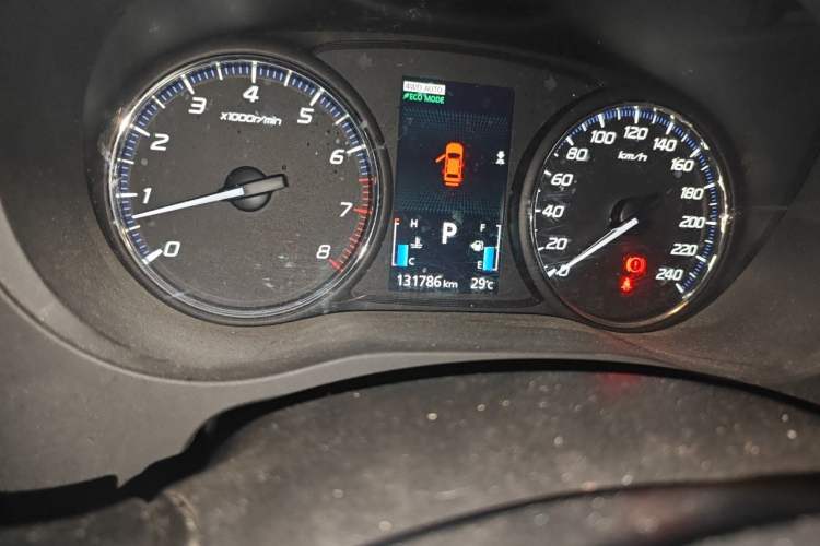 Used Mitsubishi Outlander 2014 2.4L 4x4 Deluxe Value Edition 7 Seats Odometer Close Up