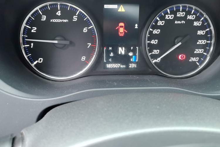Used Mitsubishi Outlander 2014 2.4L 4x4 Deluxe Value Edition 5 Seats Odometer Close Up