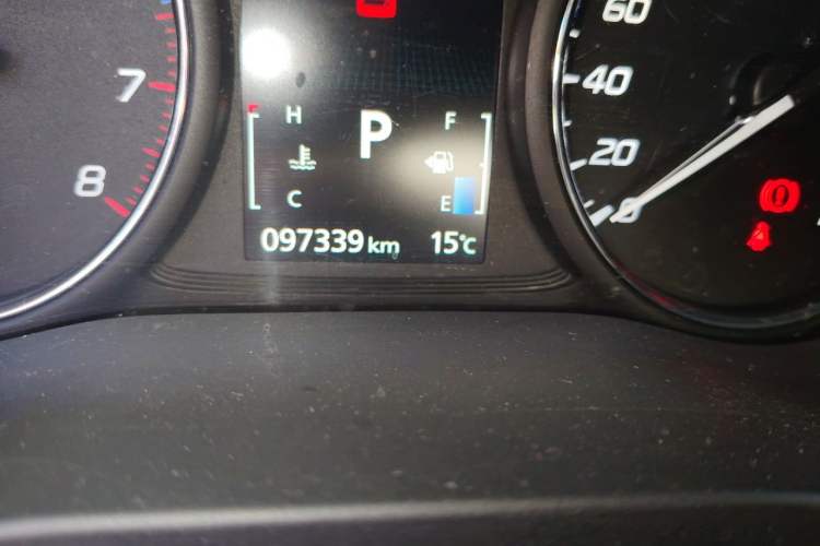 Used Mitsubishi Outlander 2014 2.4L 4x4 Deluxe Value Edition 5 Seats Odometer Close Up