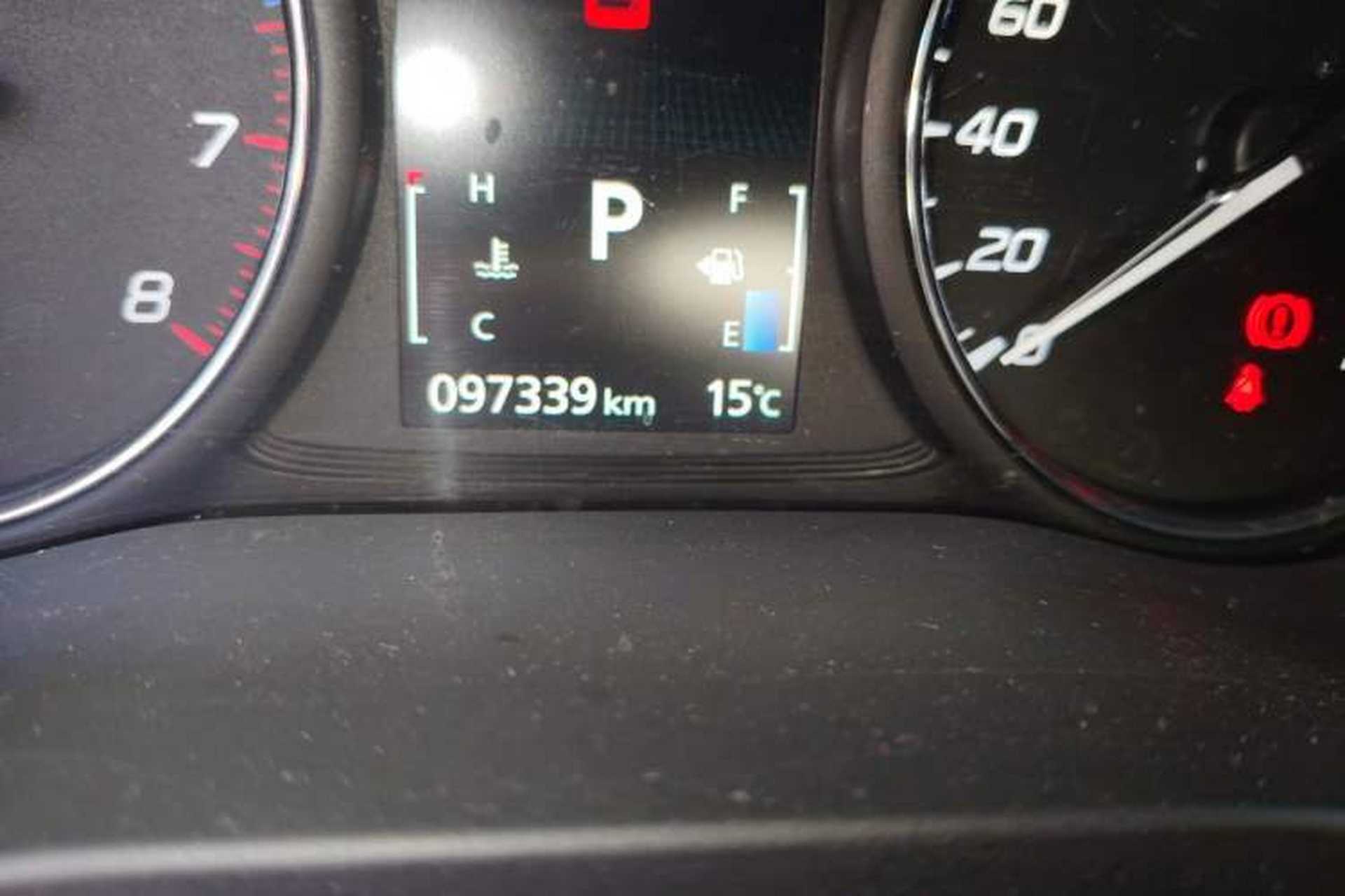 Used Mitsubishi Outlander 2014 2.4L 4x4 Deluxe Value Edition 5 Seats Odometer Close Up