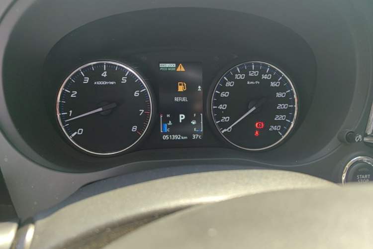 Used Mitsubishi Outlander 2014 2.4L 4x4 Deluxe Value Edition 5 Seats Odometer Close Up