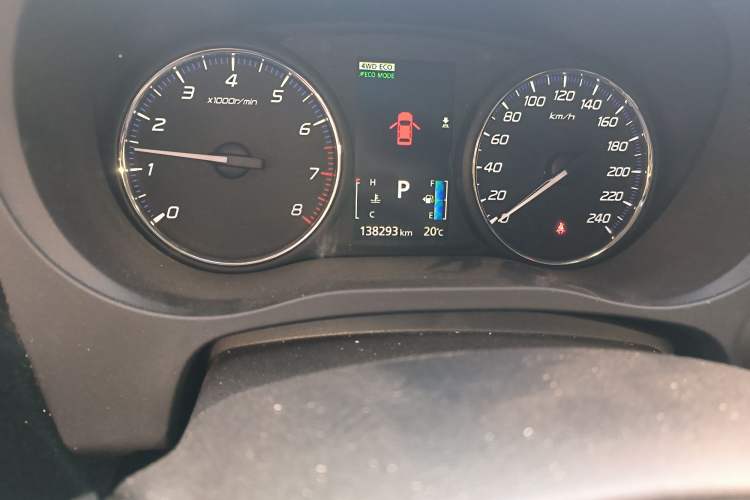 Used Mitsubishi Outlander 2014 2.4L 4x4 Deluxe Value Edition 7 Seats Odometer Close Up