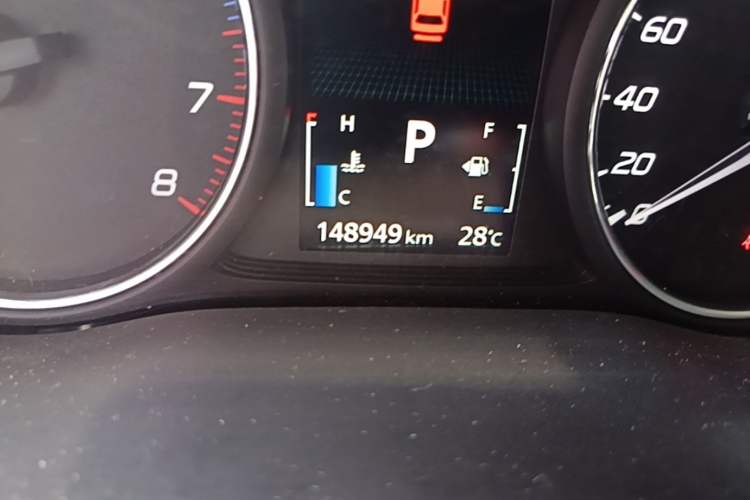 Used Mitsubishi Outlander 2014 2.4L 4x4 Deluxe Value Edition 5 Seats Odometer Close Up