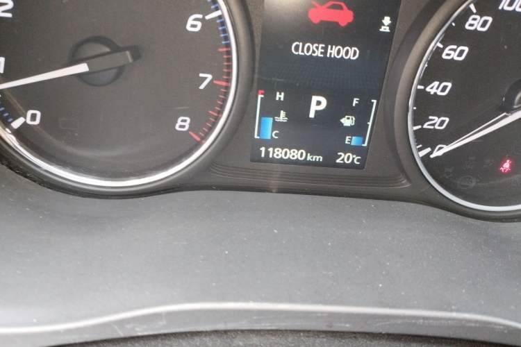 Used Mitsubishi Outlander 2014 2.4L 4x4 Deluxe Value Edition 5 Seats Odometer Close Up