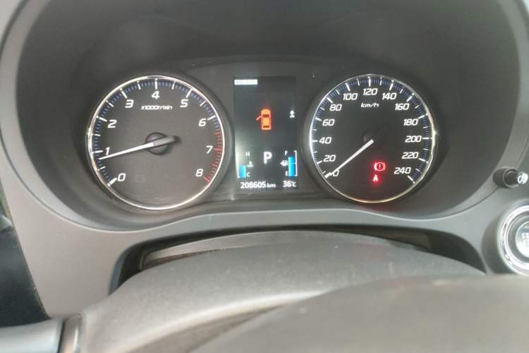 Used Mitsubishi Outlander 2014 2.4L 4x4 Deluxe Value Edition 5 Seats Odometer Close Up