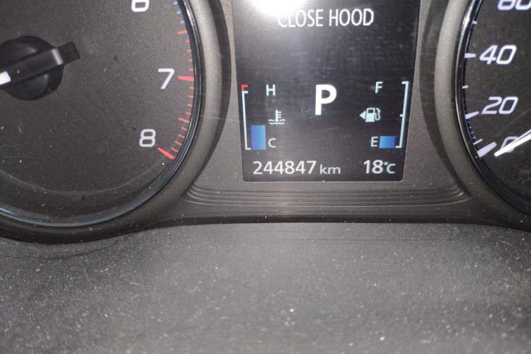 Used Mitsubishi Outlander 2014 2.4L 4x4 Deluxe Value Edition 5 Seats Odometer Close Up