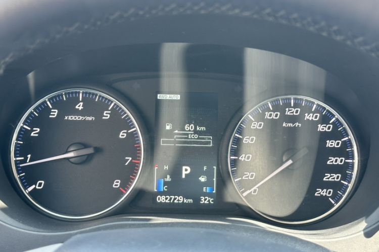 Used Mitsubishi Outlander 2014 2.4L 4x4 Deluxe Value Edition 7 Seats Odometer Close Up
