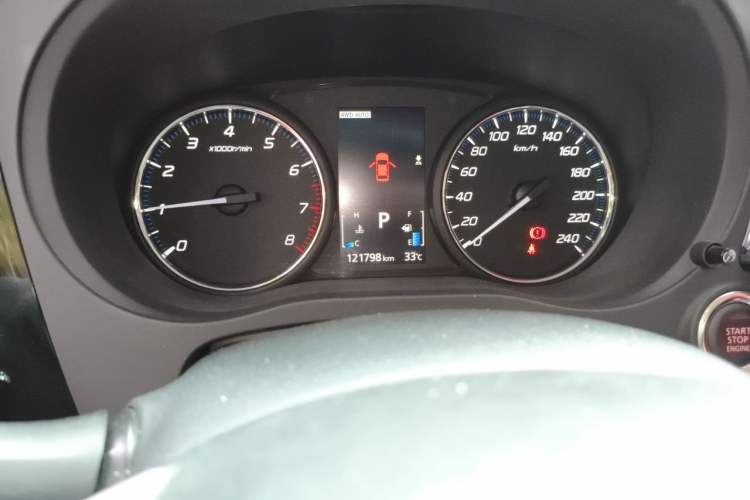 Used Mitsubishi Outlander 2014 2.4L 4x4 Deluxe Value Edition 5 Seats Odometer Close Up