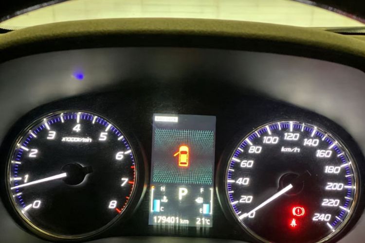 Used Mitsubishi Outlander 2014 2.4L 4x4 Deluxe Value Edition 5 Seats Odometer Close Up