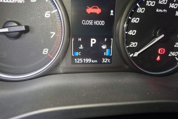 Used Mitsubishi Outlander 2014 2.4L 4x4 Deluxe Value Edition 7 Seats Odometer Close Up