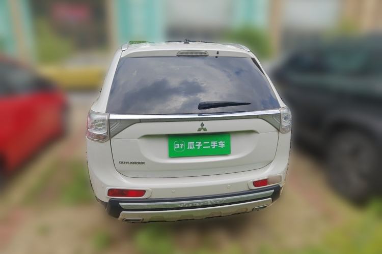 Used Mitsubishi Outlander 2014 2.4L 4x4 Deluxe Value Edition 5 Seats Rear