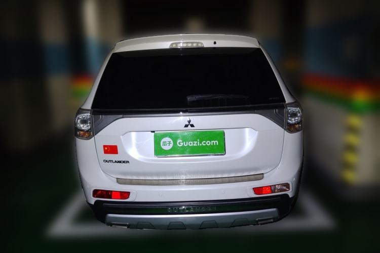 Used Mitsubishi Outlander 2014 2.4L 4x4 Deluxe Value Edition 5 Seats Rear